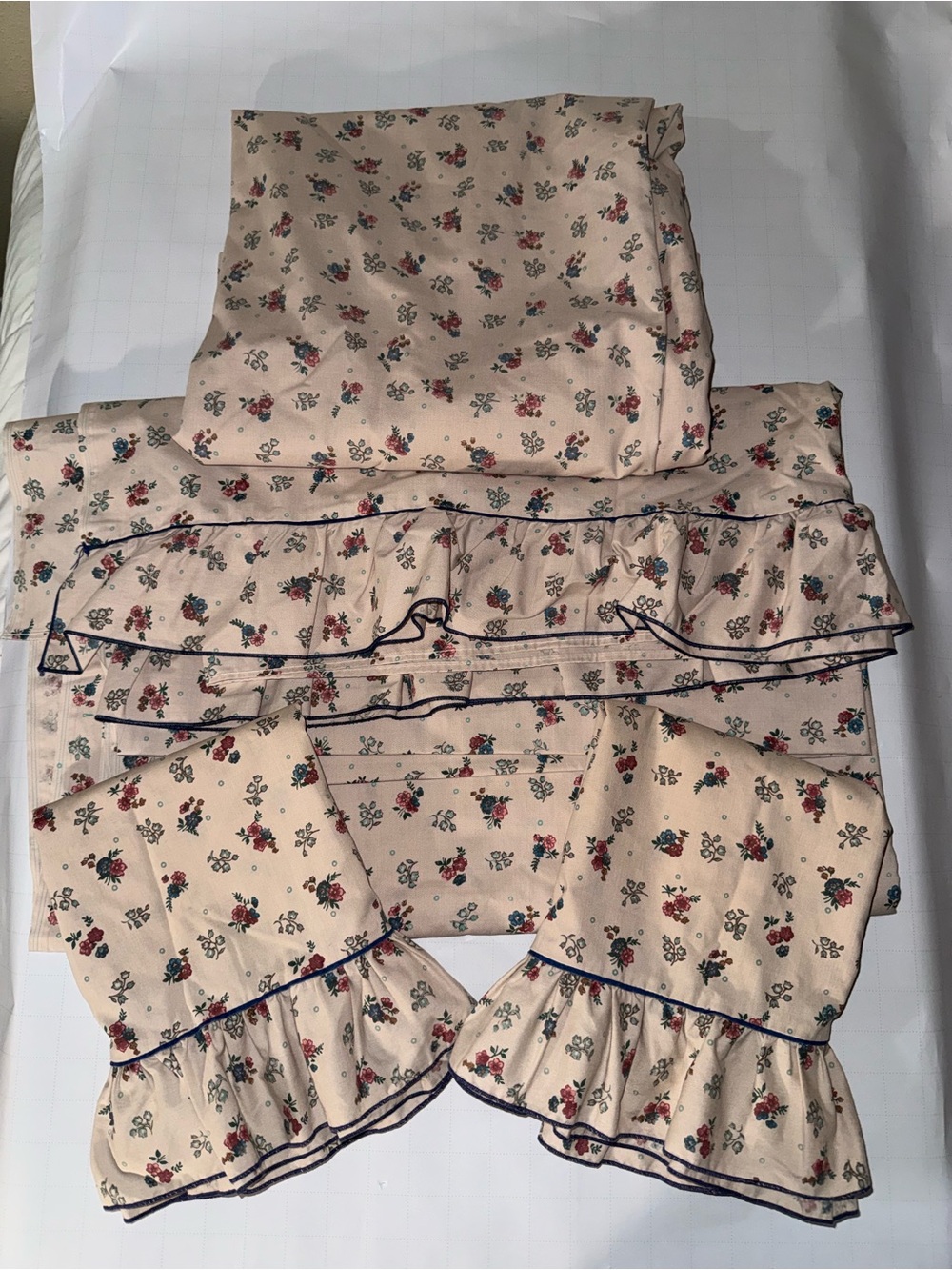 Rare color full set of 4 Floral Ruffled Bedding Set with Red & Blue Accents